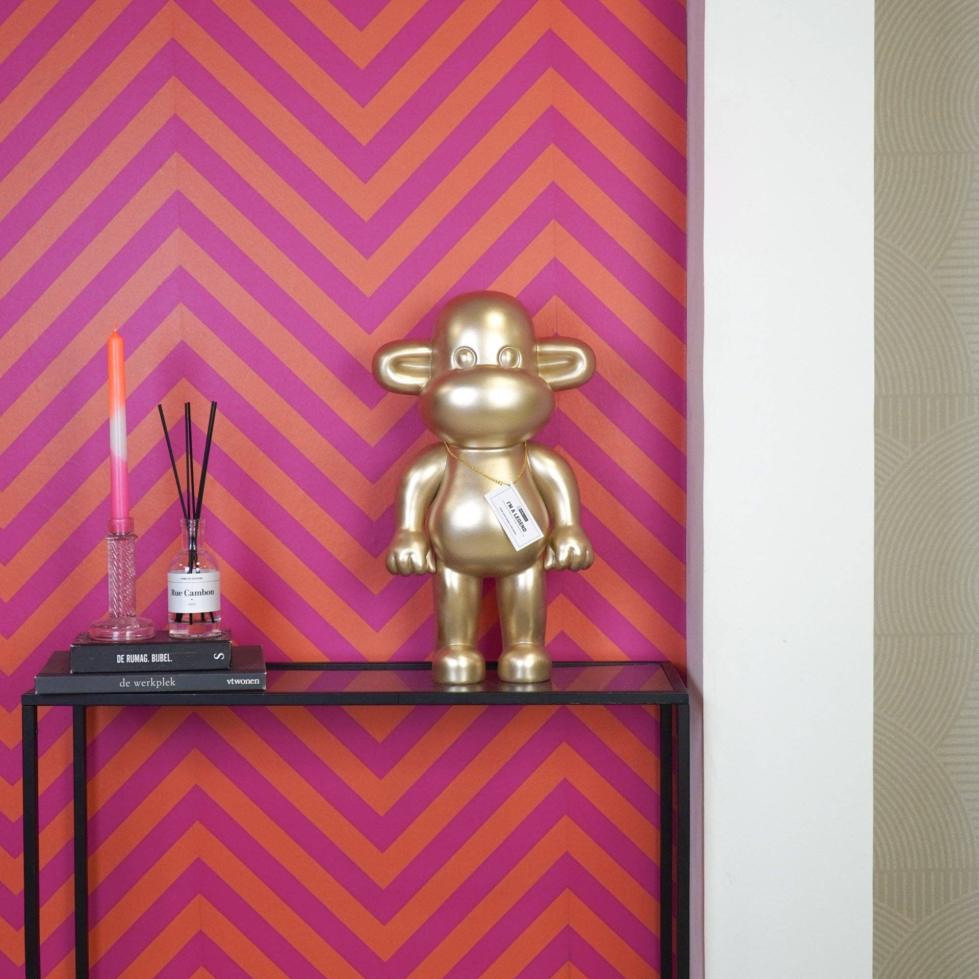 Housevitamin bv – wholesale Decorative figurine – Ornament - Monkey Figurine 'The Legend' -Polyresin - Gold - 33x21x50cm3