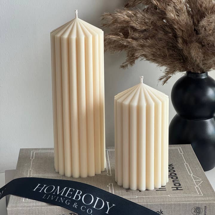 La vela de pilar acanalada esculpida para venta al por mayor de Homebody Living & Co.