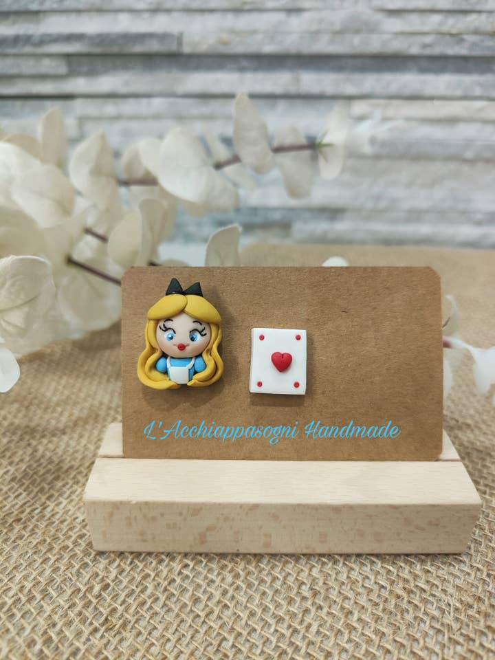 Alice in Wonderland-inspired stud earrings for wholesale by Acchiappasogni Handmade