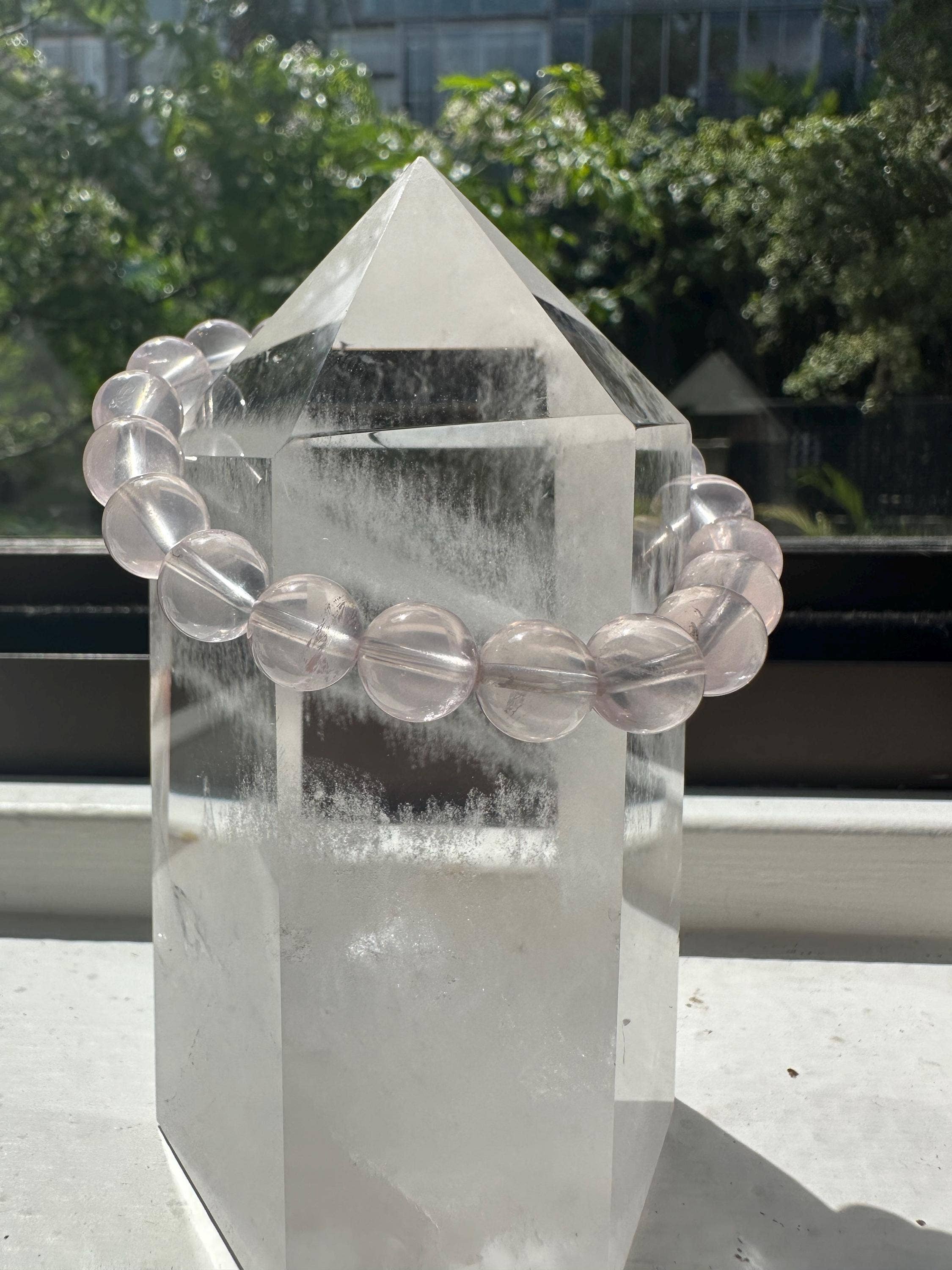 Moon Rituals – Großhandel Perlenarmband – Rosenquarz-Armband aus Mosambik — 8 mm Perlen mit 13 mm Kopfperle und 14 Karat vergoldeten Abstandsperlen7