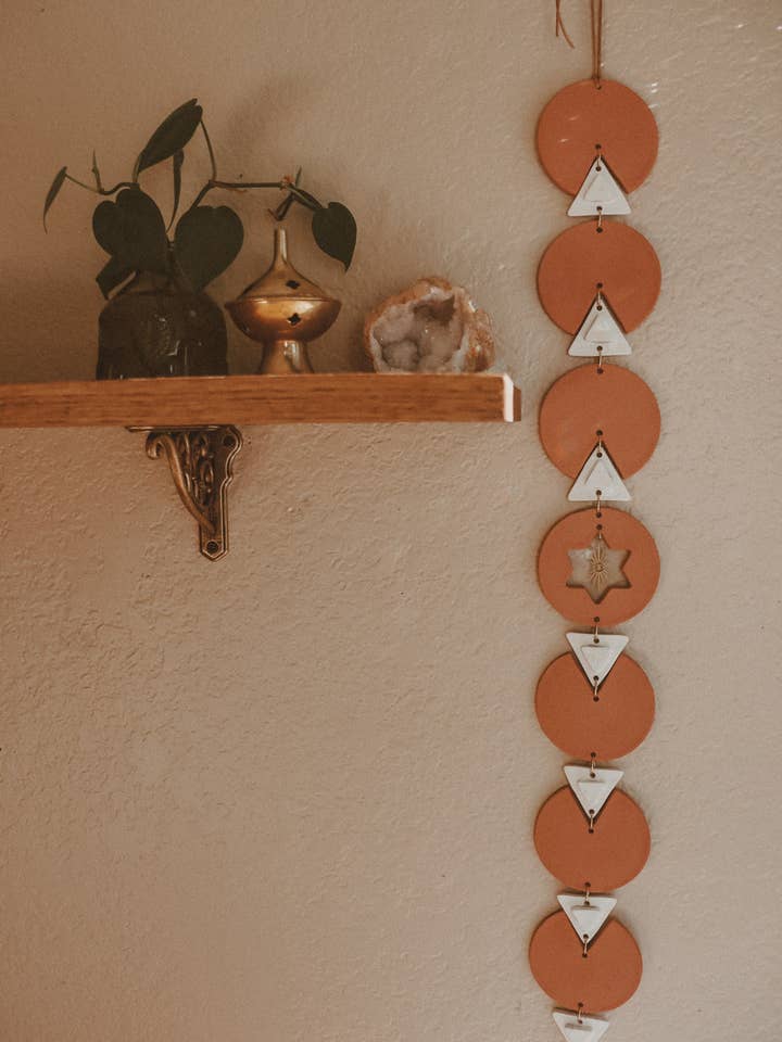 Appendino da parete in terracotta spirituale con ciondolo a forma di terzo occhio per la vendita all'ingrosso da parte di Rooted Reverie