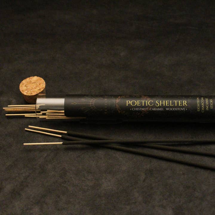 Abri Poétique - Bâtonnets d'Encens au Charbon dans un Tube en Verre pour la vente par Revelrie Arts