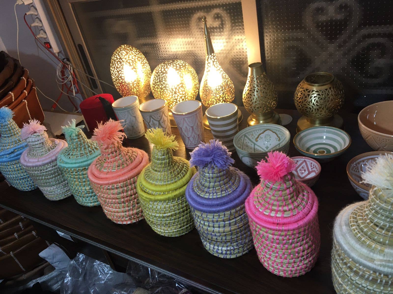 marrakeshop – Engroshandel Skrivebordslampe – Marokkansk håndlavet rund bordlampe i graveret messing9