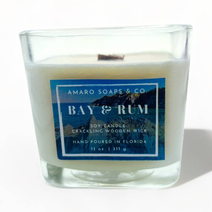 Candela di soia con stoppino in legno Bay & Rum per la vendita all'ingrosso da parte di Amaro Soaps & Co.