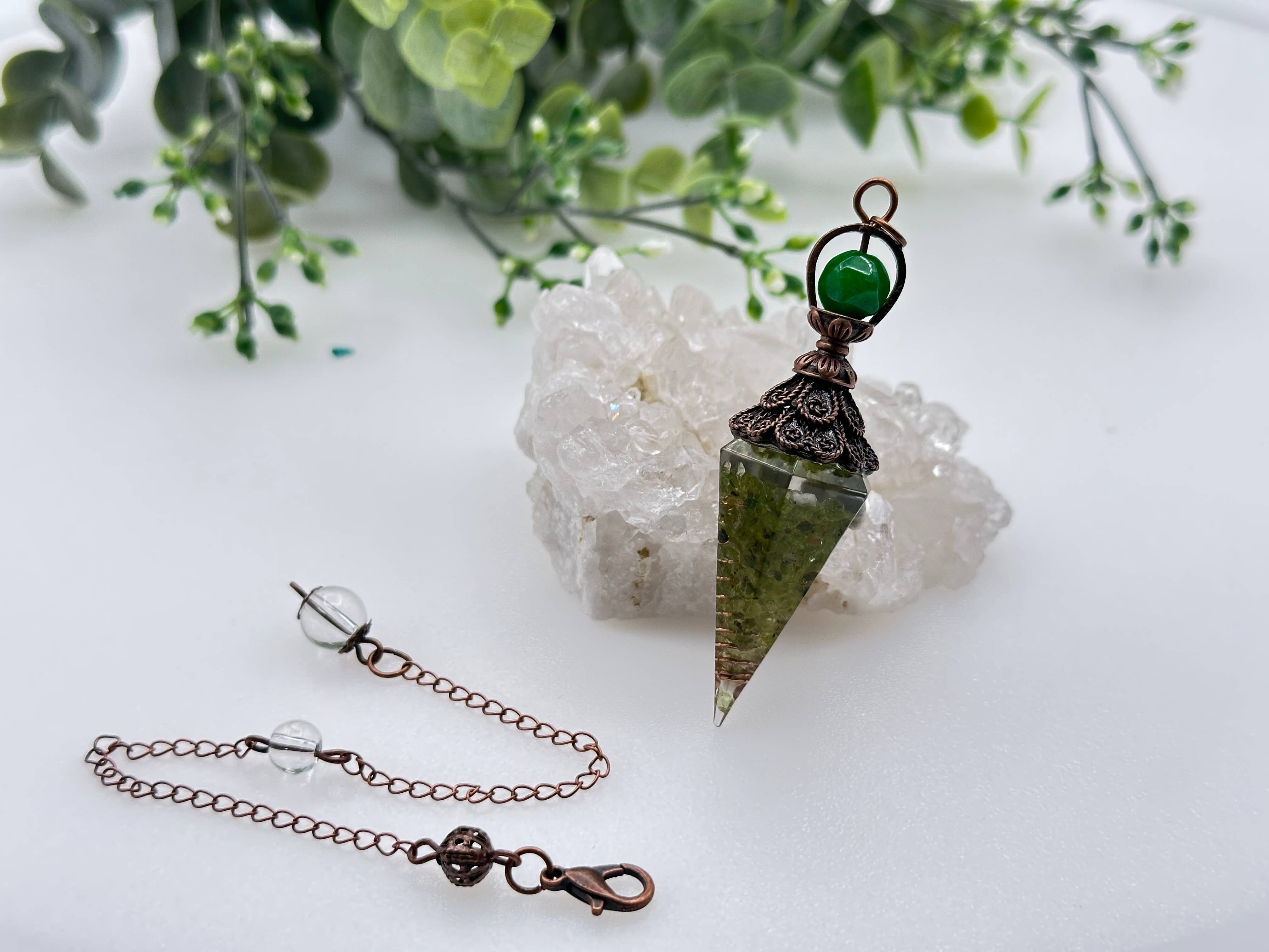 Meraki Gemstones - Vendita all'ingrosso Tavole divinatorie - Pendolo in Resina con Schegge di Pietra Preziosa di Prehnite e Rame3