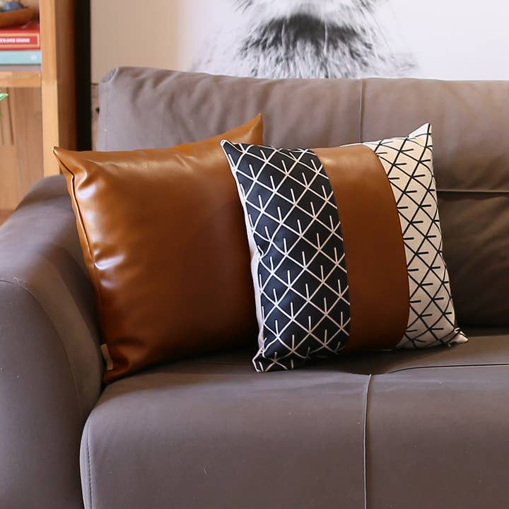 Lot de 2 coussins décoratifs en similicuir végétalien brun mélangé pour la vente par MIKE & Co. NEW YORK