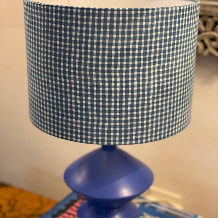 Olive and Limpet – Großhandel Lampenschirme – 10-Zoll-Trommel-Lampenschirm. Indigo-Handdruck aus Indien. Verblasstes blaues Karomuster.