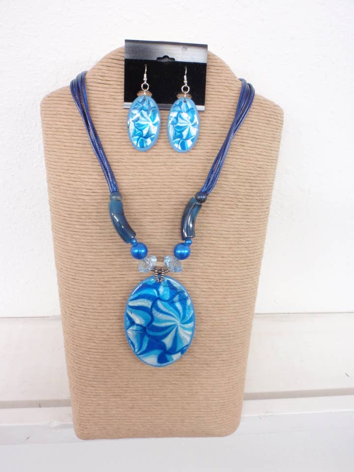 JUEGO DE COLLAR CON COLGANTE DE FLOR OVALADA AZUL DE 6 HILOS 19295 para venta al por mayor de International Duru's