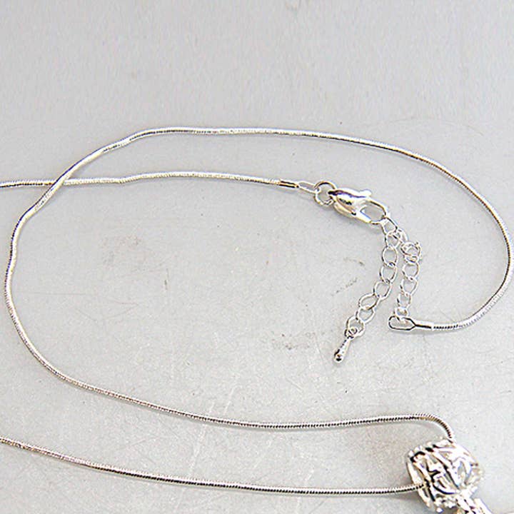 Designocracy – Großhandel Kette mit Anhänger/Charm – Halskette mit Anhänger „The Holy Family“, versilbert, 45,7 cm