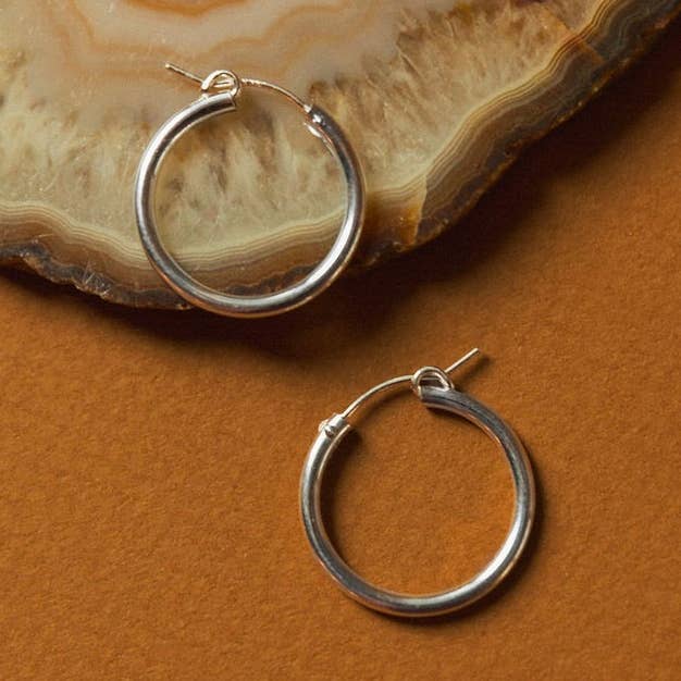 Cerchi in argento con pesi piuma per la vendita all'ingrosso da parte di Covet