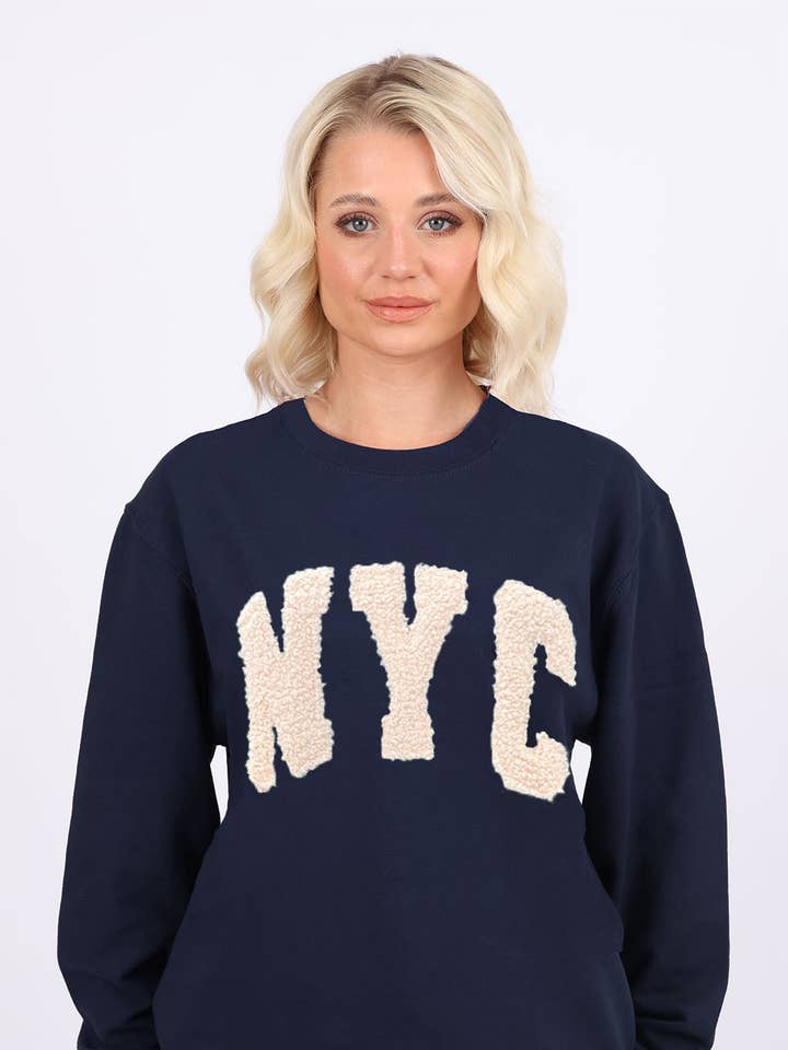 Sudadera para mujer con aplicación de bouclé y corte Láser de letras NYC para venta al por mayor de Missi Clothing