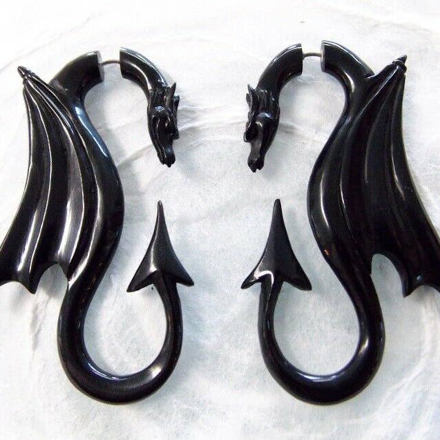 Udskårne Dragon Split Gauge øreringe Faux Plug sort gotiske for engroshandel hos Dalfiya