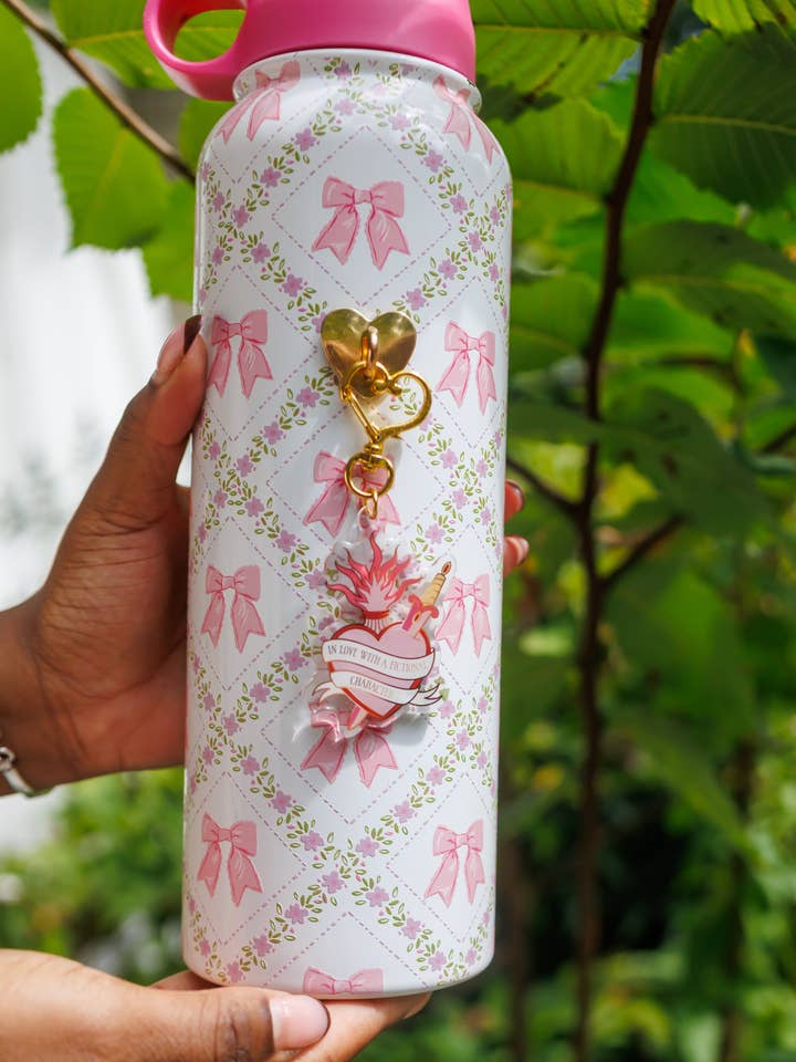 "Förälskad i en fiktiv karaktär" Nyckelring/Kindle-berlock - Bokälskande Fairycore Cottagecore Pinstory Original Nyckelring/Kindle-berlock för wholesale av Pinstory