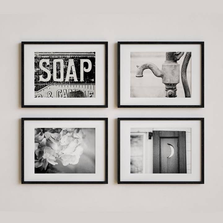 Salle de bain de ferme en noir et blanc | Ensemble de 4 tirages d'art pour la vente par Lisa Russo Fine Art