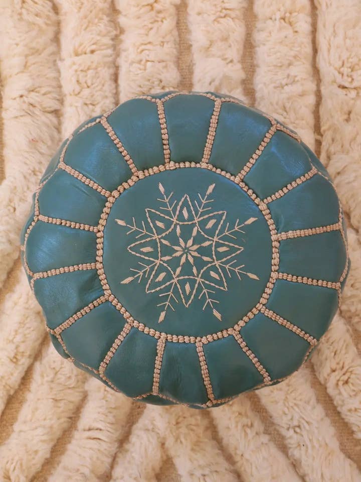 Pouf Ottomano Marocchino in Pelle Blu Chiaro per la vendita all'ingrosso da parte di Néda