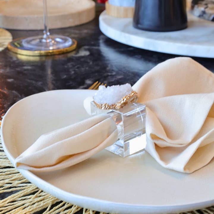 PIETRA DI CASA – Großhandel Serviettenringe – LOA Weißer Geode-Serviettenring, 4er-Set, Acryl, Golddetail4