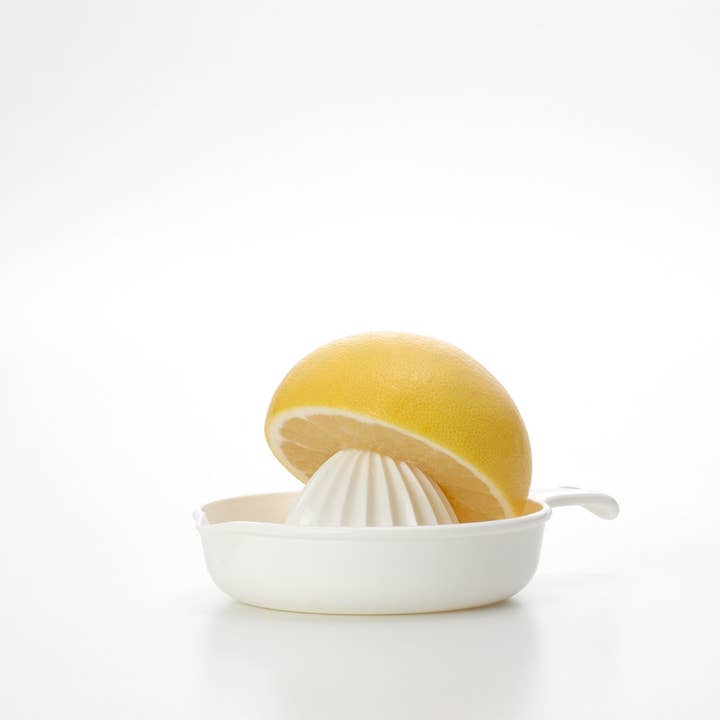Urban Tokyo - Wholesale Juicer - 8.4oz 5.4"D Plastic Citrus Squeezer JP (10/120)2