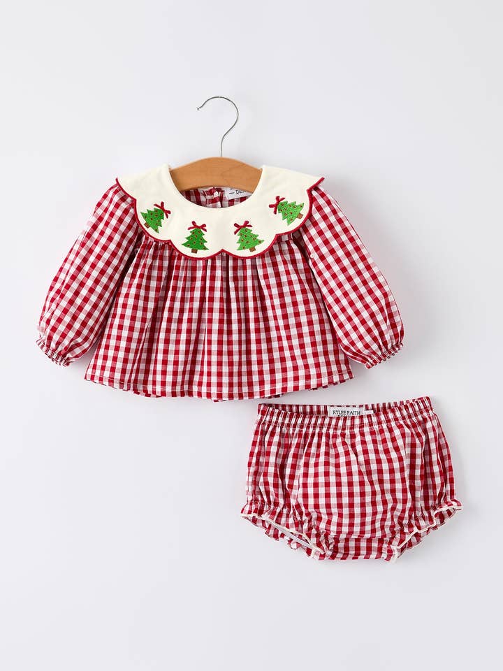 Ensemble de barboteuse pour bébé fille à manches longues en vichy rouge avec broderie de sapin de Noël pour la vente par Rylee Faith Designs