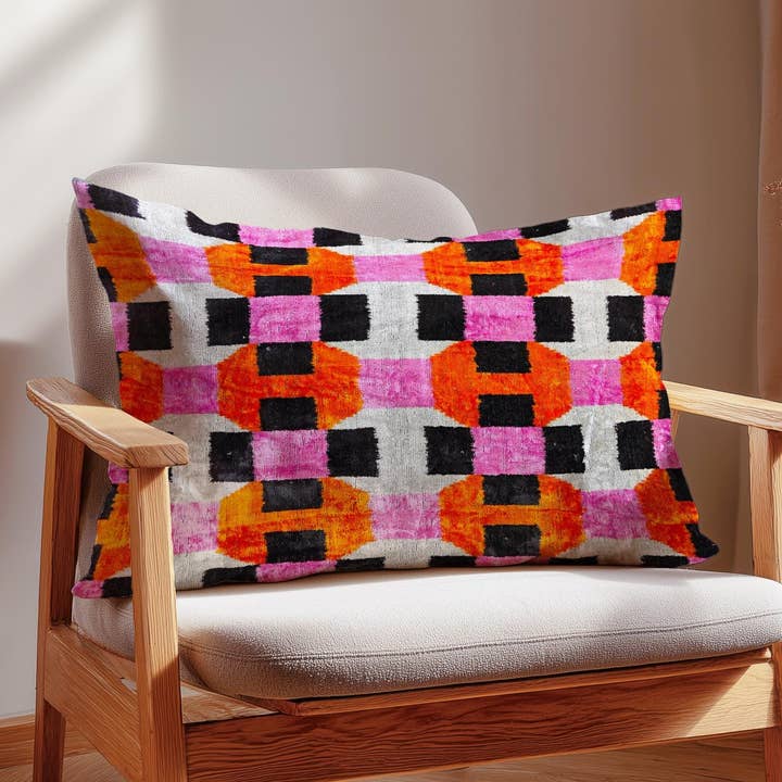 Handvävd kudde i silkesammet ikat med geometriskt mönster för wholesale av Samarra Home