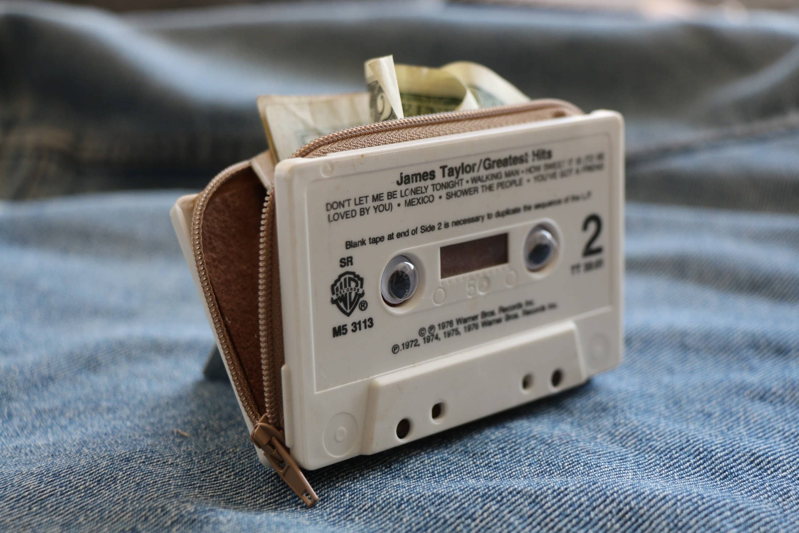 June Bunch Studio – wholesale Myntväska - Dam – Retro anpassad kassettbandplånbok/myntväska5