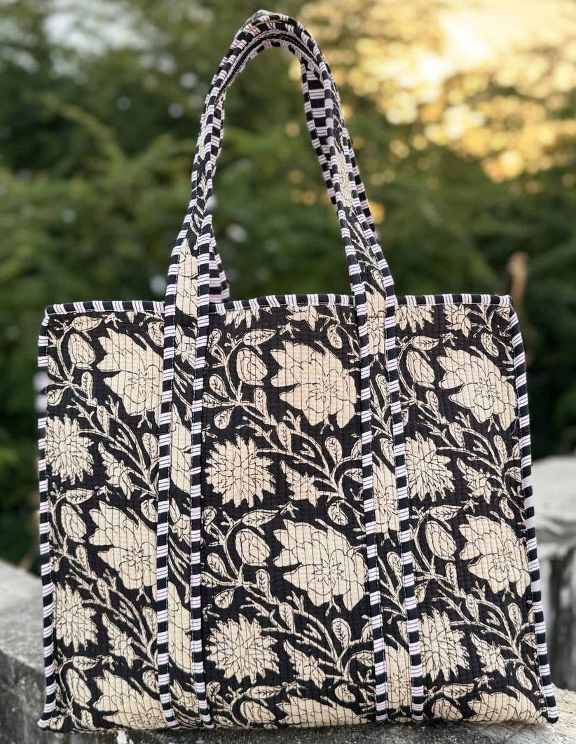 GYPSY STUDIO – wholesale Axelremsväska – Dam – Svart quiltad väska med blocktryck damväskor1