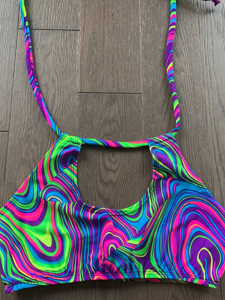 Top Keyhole Rave decorato - DISPONIBILE IN PIÙ COLORI per la vendita all'ingrosso da parte di Electric Couture Dolls