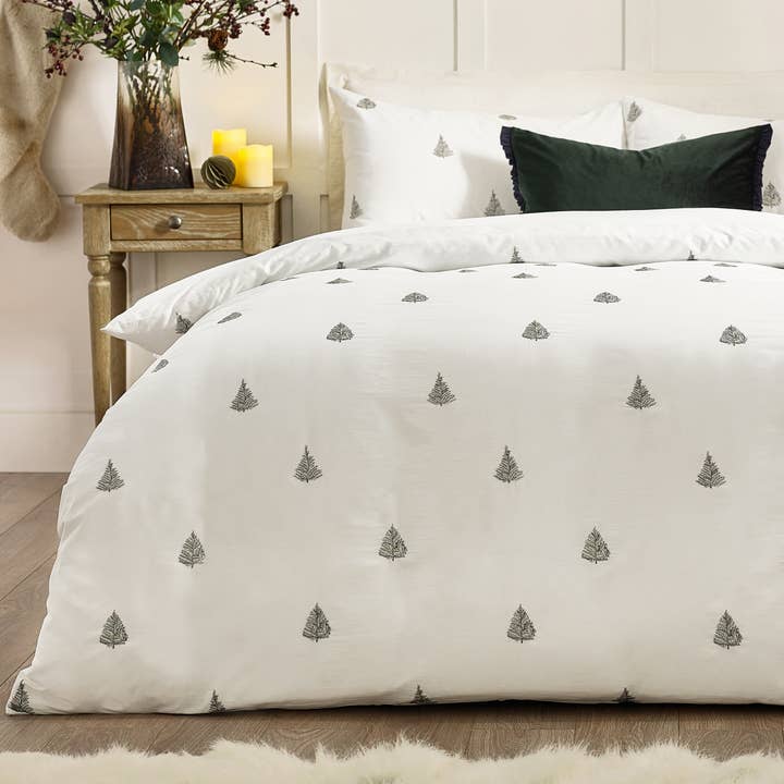 Winter Forest Cotton Duvet Cover Set White/Forest green for wholesale on Faire2