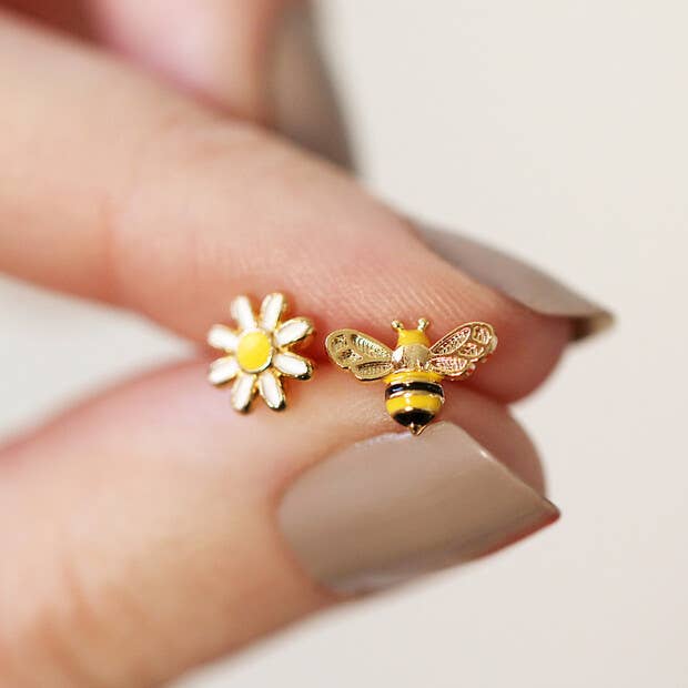 Lisa Angel – wholesale Stud/post earrings – Mismatched Bee and Daisy Stud Earrings in Gold