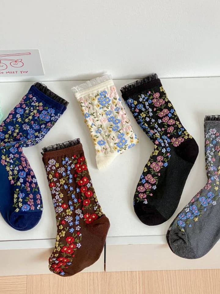 Rufia - Blommiga Spetsstrumpor i Mellanlängd - Delikata & Vintage för wholesale av Funkyrel® Atzbranding Limited