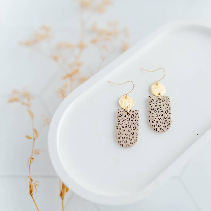 Boucle d'oreille en argile | Wild Dangles | Wild Collection pour la vente par Hazel n Blue