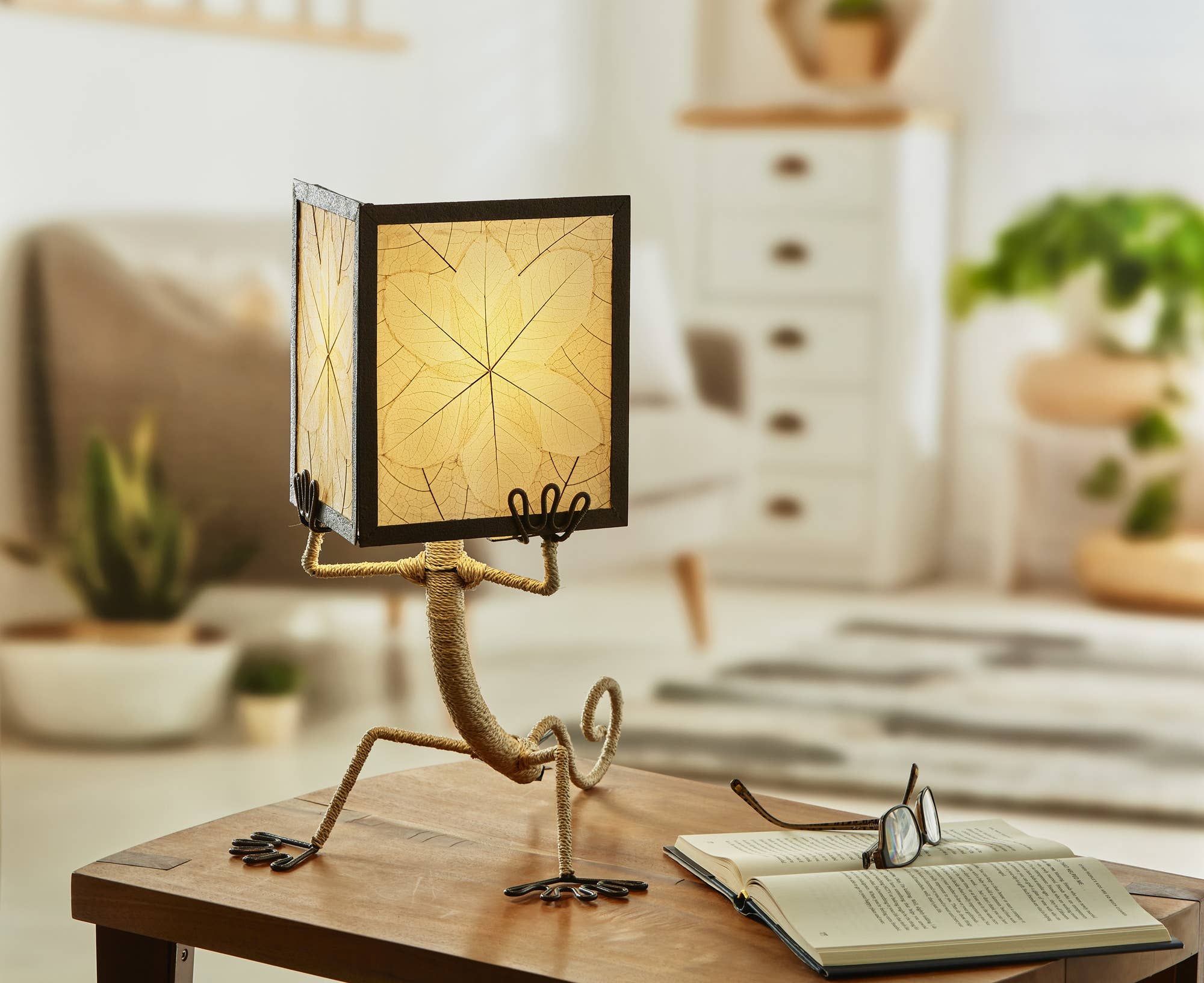 Eangee Home Design - Wholesale Accent/Desk Lamp - Enlightened Gecko Table Lamp Natural, Cocoa Leaves on Shade5