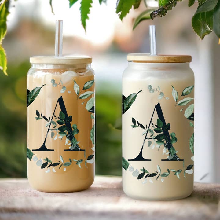 Green Foliage Initials 16 oz Glas Tumbler med bambus låg & for engroshandel hos Modern Lifestyle Gifts