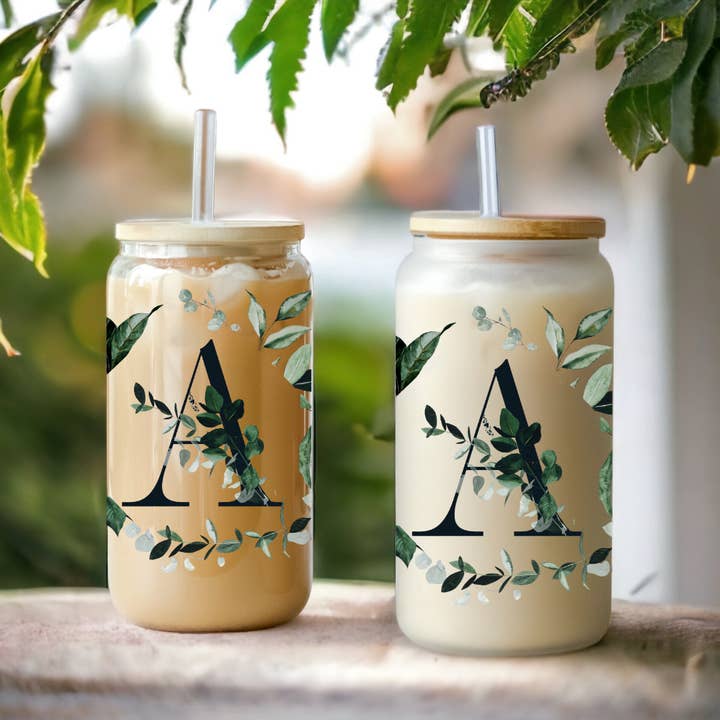 Green Foliage Initials 16oz Glas Tumbler med bambulock & för wholesale av Modern Lifestyle Gifts