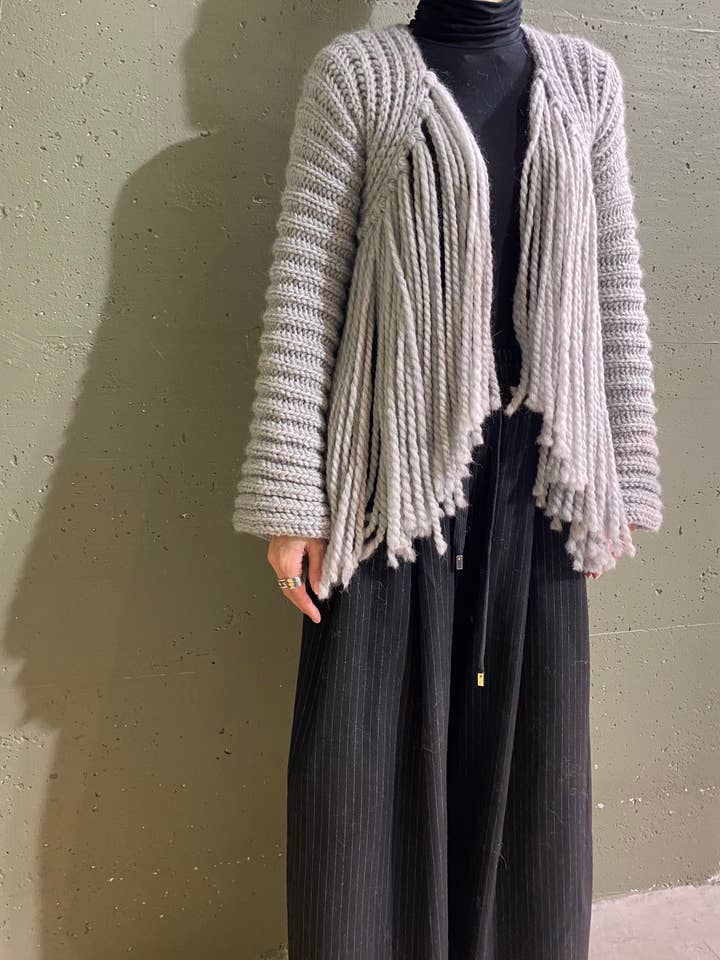 CARDIGAN court à franges en alpaga et laine BADMAA pour la vente par NOGOON