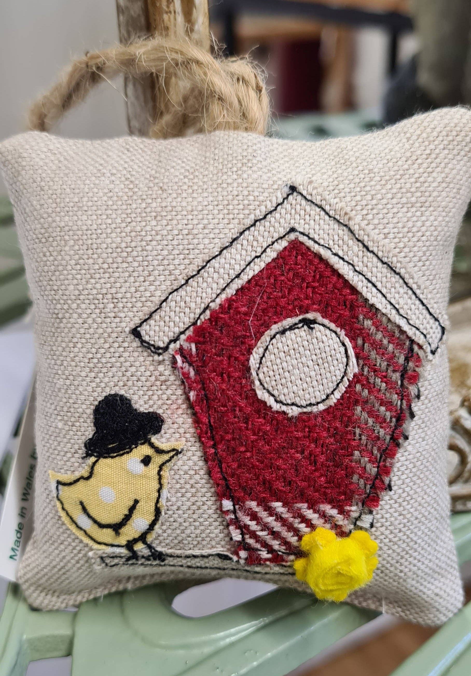 Sweet Williams – wholesale Ornament – Bird House Hanger1