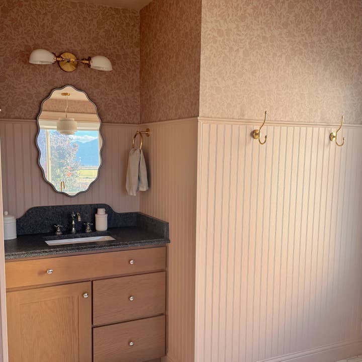 Carta da parati Leighton di The Fibery per la vendita all'ingrosso da parte di Loomwell Home Goods