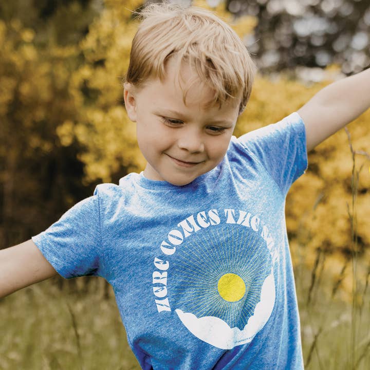 T-shirt Here Comes the Sun pour enfants pour la vente par Rivet Apparel Co.