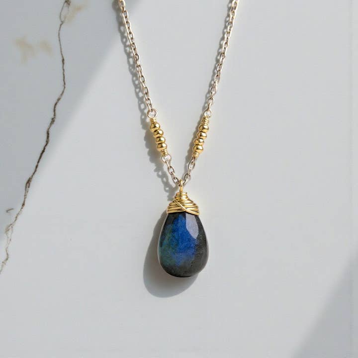 Collana a pera in labradorite Golden Whispers per la vendita all'ingrosso da parte di J + I Jewelry