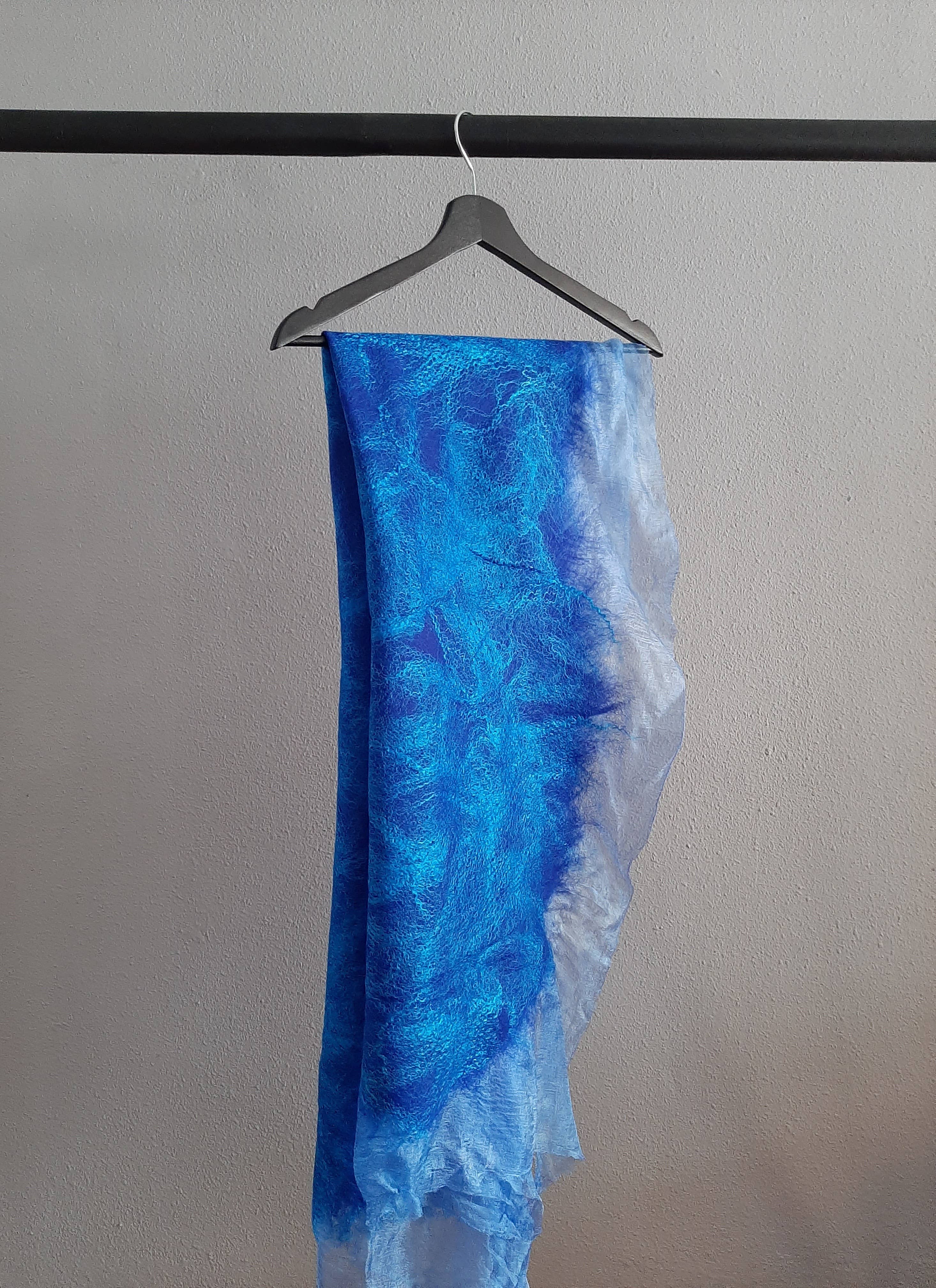 Makanuda – Großhandel Poncho – Damen – Ocean Blue - Extra-feiner und luftiger Schal aus natürlicher Seide und Merinowolle1