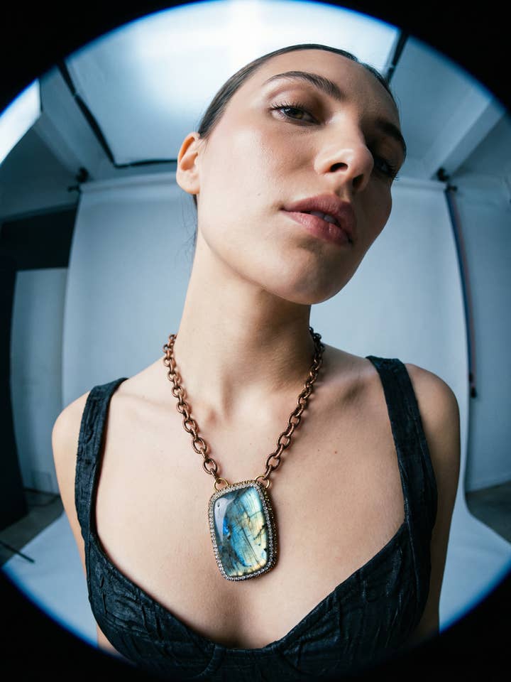 Grand collier en labradorite naturelle avec chaîne en bronze pour la vente par PHOEBE´S