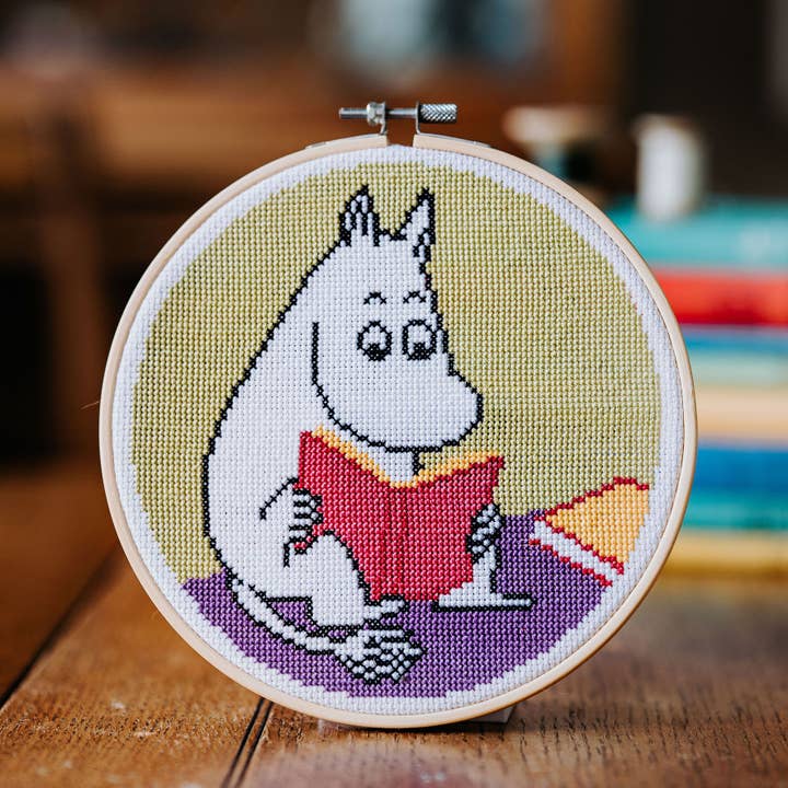 The Crafty Kit Company – wholesale Material för broderi/korsstygn – Mumin Korsstygn Kit - Mumintrollet Reading