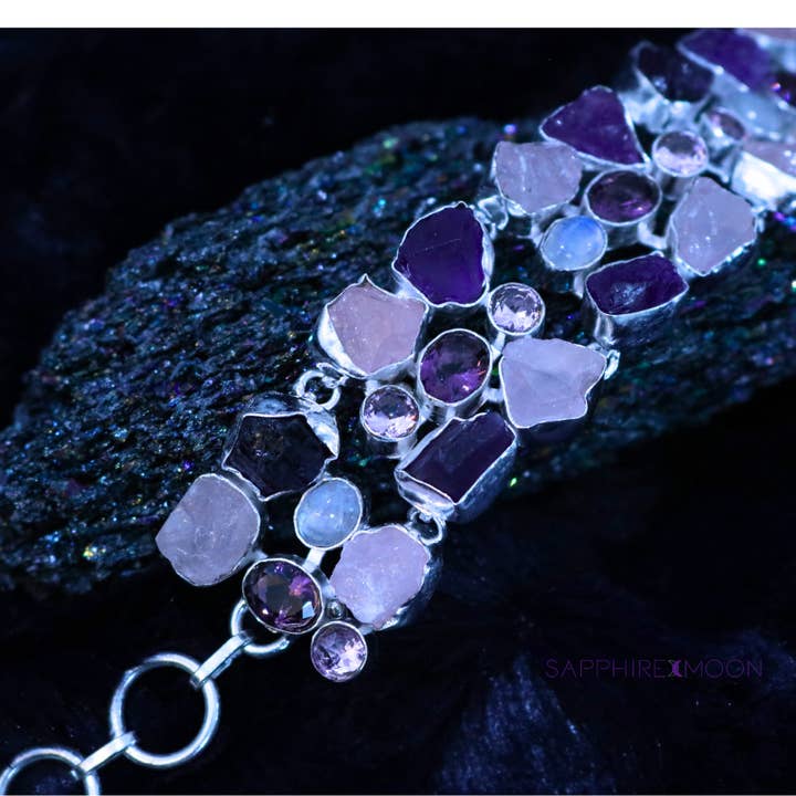 Rå ædelsten armbånd (ametyst, lyserød rosenkvarts, moostone) for engroshandel hos Sapphire Moon