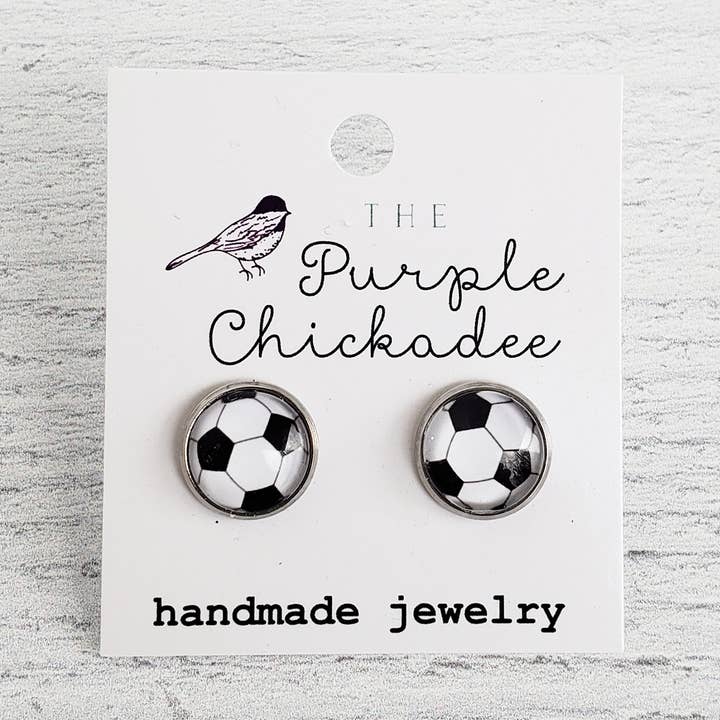 Boucles d'oreilles cabochon ballon de football 12 mm pour la vente par The Purple Chickadee