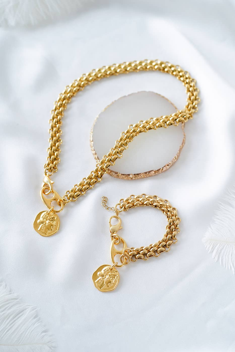 Goupi – Großhandel Kette mit Anhänger/Charm – Ethnische Ketten-Halskette mit antiker Münze – Grobkettiges Statement2