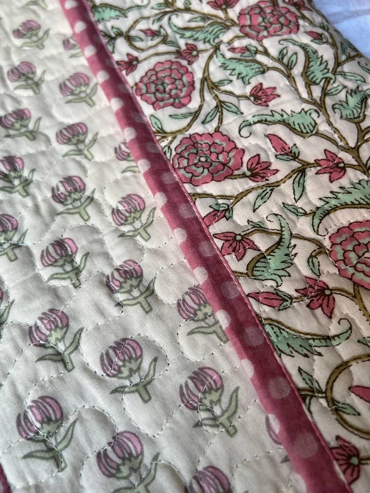 Bettdecke für Kinderbetten - Polka & Petunia für den Großhandel von Peaceware