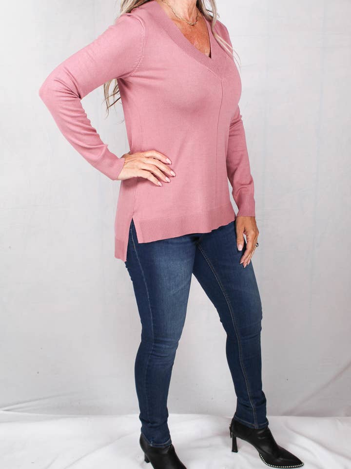 CG36307-DM - Encolure en V mauve foncé Hi-Low A1524 pour la vente par K & C Clothing, Inc.