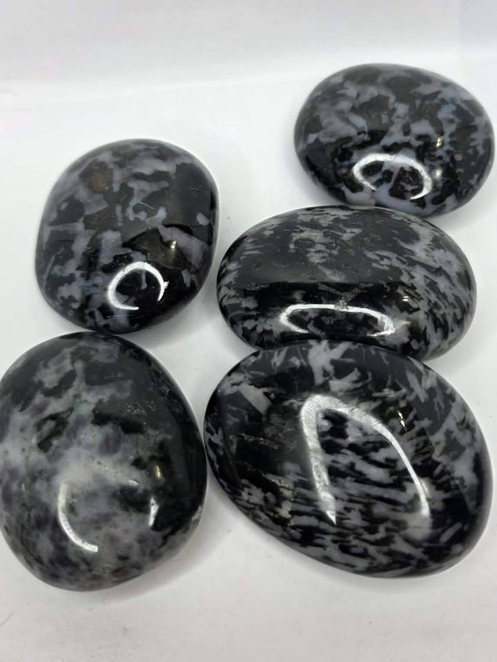 Pierre de paume en Indigo Gabbro (Merlinite) (5 cm–6,3 cm) pour la vente par The Mystical Moons