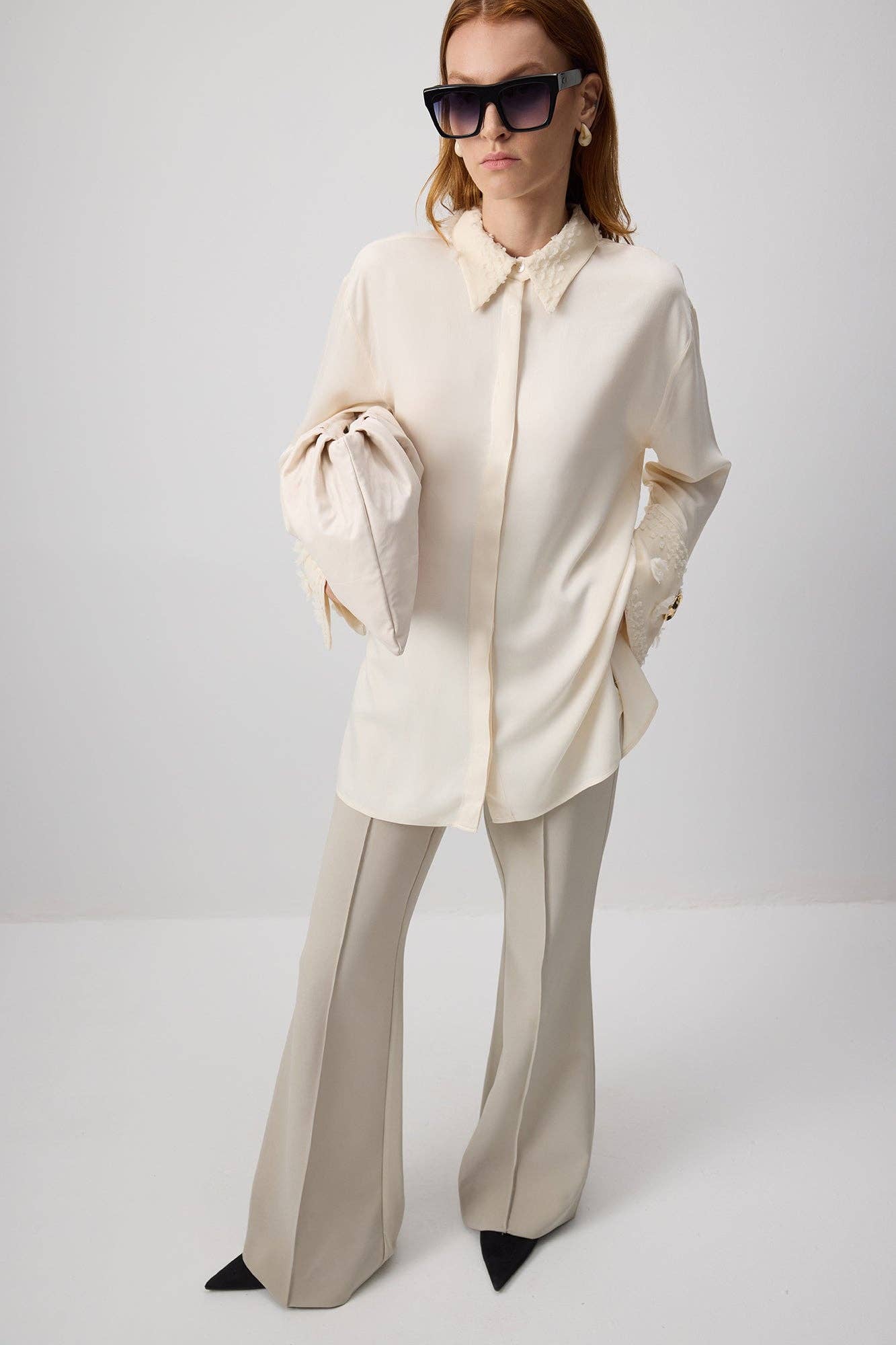 Krem Broderet Krave & Manchet Viskose Skjorte – Elfenbens Elegance for engroshandel på Faire4