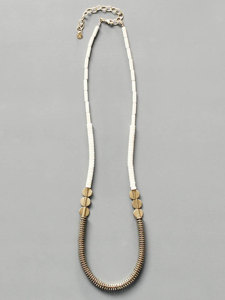 Collier disque blanc et hématite dorée ISL126 pour la vente par David Aubrey Jewelry