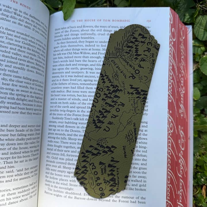 Marque-page en simili cuir avec carte fantastique pour la vente par Corkscrew Curiosities